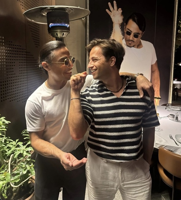 Písek, plavky a romantiku na pláži si se svými partery plnými doušky užívali i herec Milan Peroutka či zpěvačka Tereza Mašková. Pro svůj zasloužený odpočinek si páry zvolily ostrovní stát na jihu Asie, Maledivy. V exotickém ráji jim však dost pršelo, ale o to se se sledujícími nepodělili. Peroutka si to se zámožným partnerem ovšem hned vynahradili v Dubaji, kde se cestou domů zdrželi a dali si například jednu z nejdražších luxusních večeří v jejich životě.